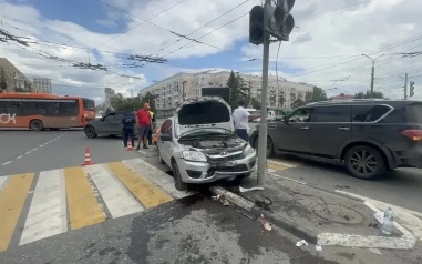 Водитель сбил пешеходов на островке безопасности в Омске, пострадали 8 человек