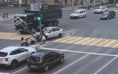 Появились кадры ДТП в Омске, где машина сбила семь пешеходов