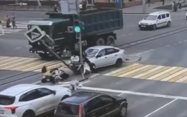 Очевидцы рассказали о состоянии водителя после ДТП с 8 пострадавшими в Омске