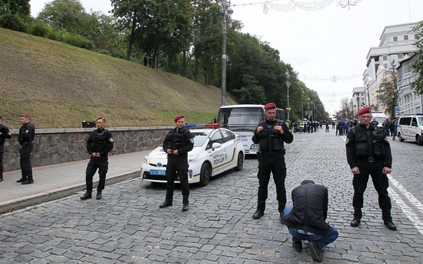 Полиция Киева избила женщин и детей на митинге против вырубки