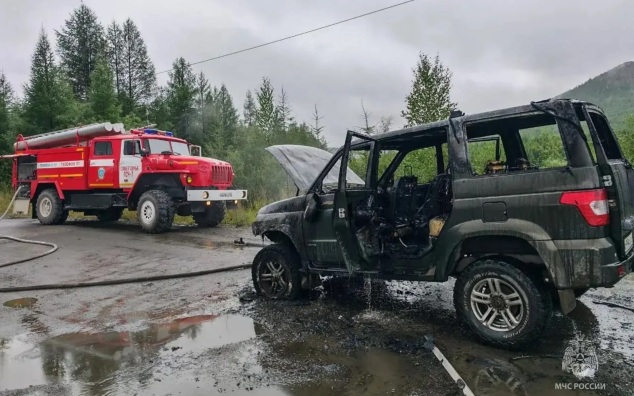 МЧС: огонь полностью уничтожил движущийся автомобиль в Магаданской области