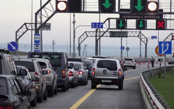 Крымский мост открыли для движения транспорта