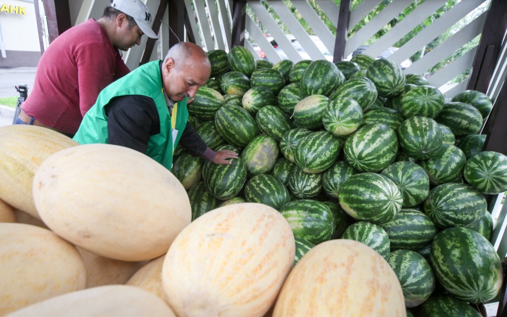 Названы продукты, употребление которых с арбузом и дыней грозит отравлением