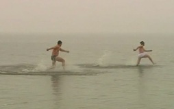 Врач Уланкина предупредила об опасности купания в холодной воде в жару