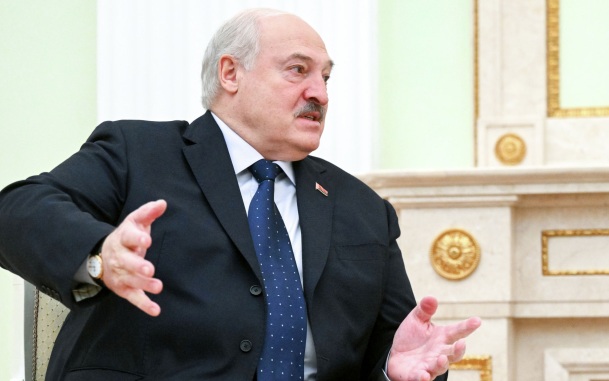 Лукашенко призвал белорусов скупать избы, пока все не разобрали россияне