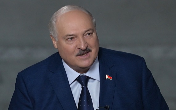 Лукашенко получил произведенный по стандартам НАТО бинокль в подарок