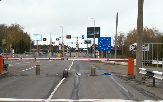 Литовец попытался попасть в Россию, протаранив шлагбаумы на КПП