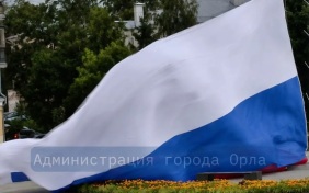 Российский флаг в Орле повредило ураганом