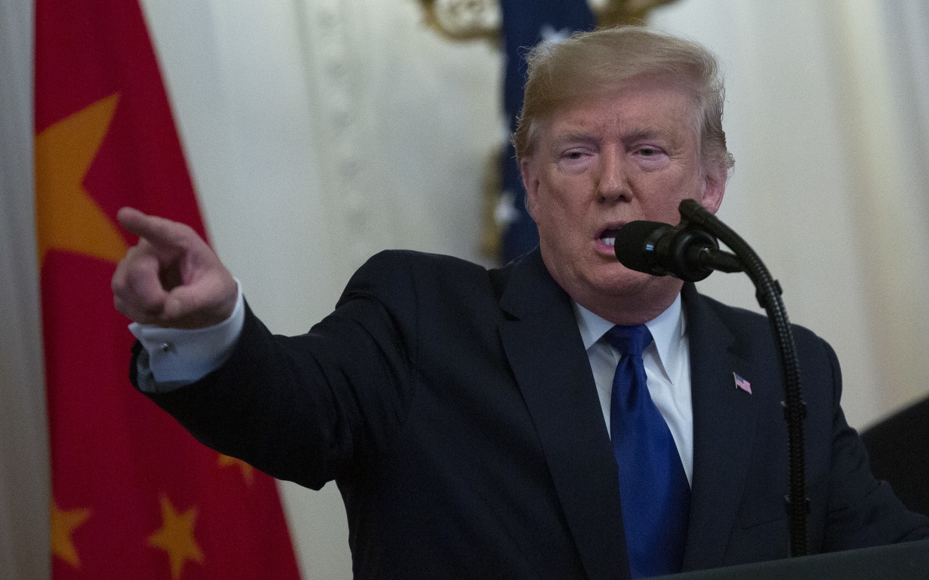 Трамп пошутил, что может унести из Госдепа в Белый дом люстру или картину