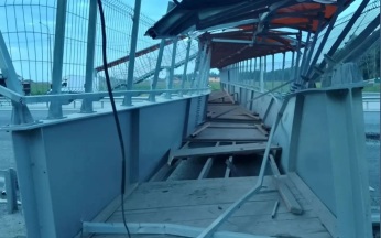 Самосвал снес надземный пешеходный переход над трассой Екатеринбург – Тюмень
