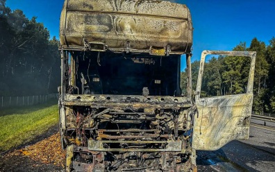 В Смоленской области на трассе М-1 "Беларусь" сгорел тягач с щепой