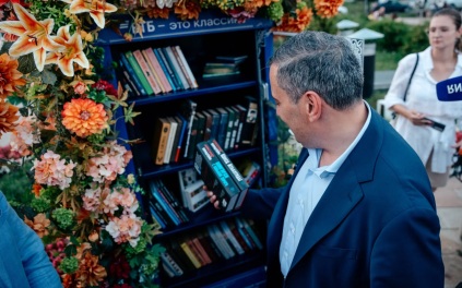 Первый шкаф свободного книгообмена появился на Театральной площади в Курске