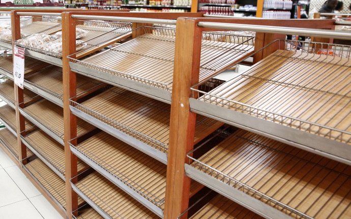 В супермаркетах Киева начались перебои с продуктами