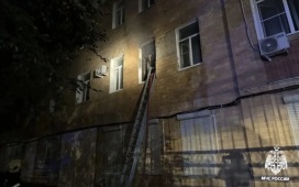 Сотрудники МЧС спасли двоих детей на пожаре в больнице в Подольске