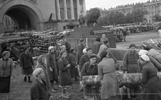 Нацисты уничтожили Бадаевские склады в 1941 году, обрекая ленинградцев на смерть