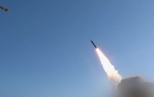 Хуситы атаковали ракетами порт Моха в Йемене