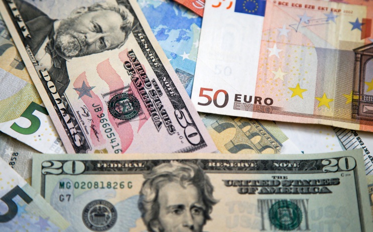 Россияне в июле стали чаще продавать наличные доллары и евро