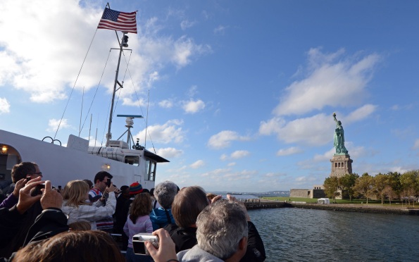 Лодка перевернулась у статуи Свободы в США, погибли женщина и младенец