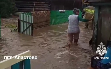 В Татарстане ураганом повалило деревья, сорвало крыши с домов, оборвало провода