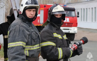 Производственное здание загорелось в Санкт-Петербурге
