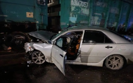 Два человека пострадали при столкновении автомобиля и поезда в Чите
