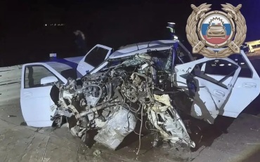 В Саратовской области автомобиль врезался в бетонное ограждение, двое погибли