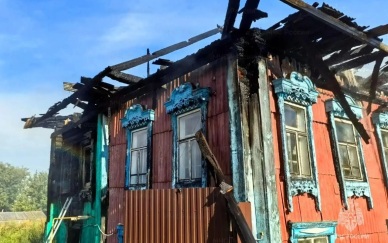 Человек погиб при пожаре в 2-квартирном жилом доме в Тобольске