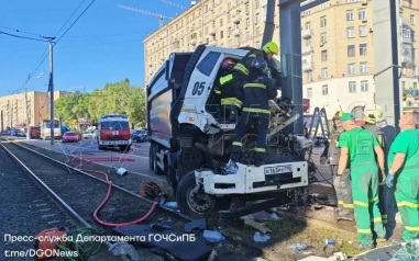 В Москве в ДТП пострадал водитель грузовика