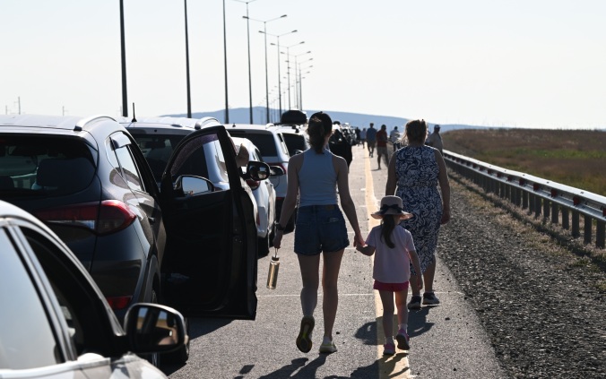 В очереди перед Крымским мостом стоят 400 автомобилей
