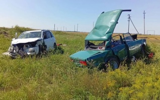 Водитель погиб, 2 пассажира пострадали при столкновении автомобилей под Омском