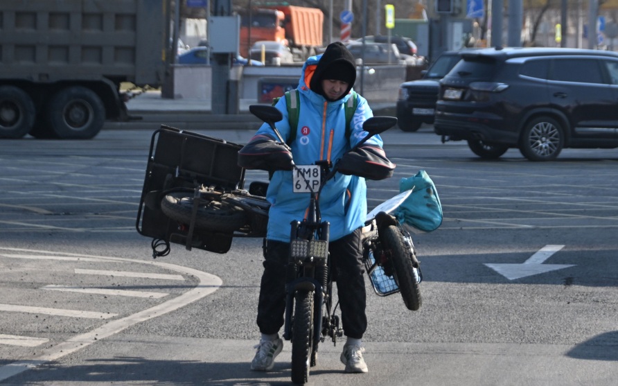 В Петербурге планируют продлить запрет иностранцам на работу в такси и доставке