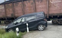 В Курганской области грузовой поезд столкнулся с легковушкой