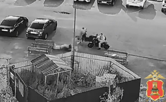 В Твери нетрезвый мужчина доской отправил прохожего в реанимацию