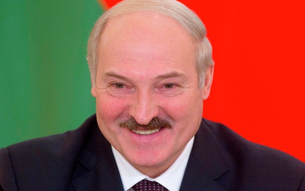 Двое родителей и двое детей – это база, заявил Лукашенко