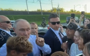 Путин остановил свой кортеж в Новосибирске, чтобы пообщаться с людьми