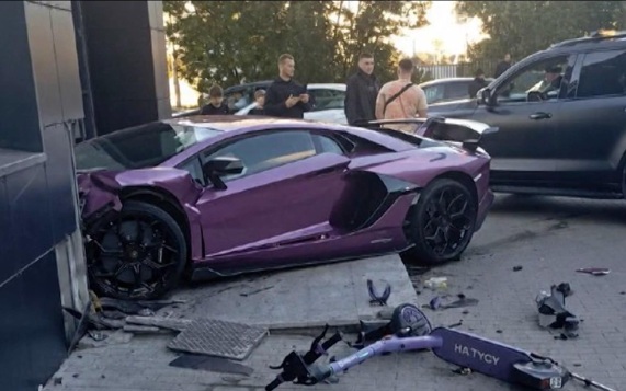 Причиной ДТП в Екатеринбурге с участием Lamborghini называется потеря управления