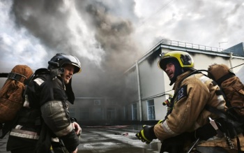 В Выборгском районе Петербурга локализовано возгорание кровли на здании