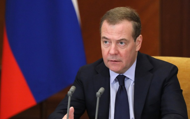 Медведев заявил о праве РФ атаковать любые суда с "удобными" флагами