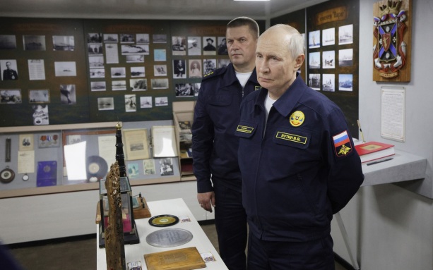 Путин осмотрел гвардейский ракетный крейсер "Варяг"