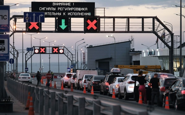 На Крымском мосту перекрыто движение автомобилей