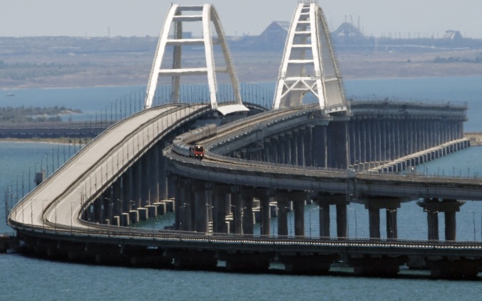 Крымский мост открылся для автомобильного транспорта