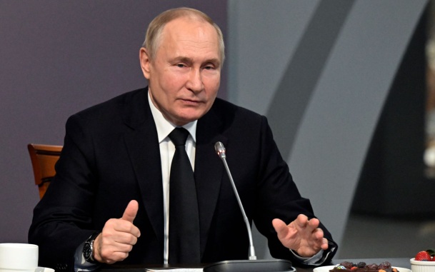 Путин рассказал, кому выгоден твердый рубль