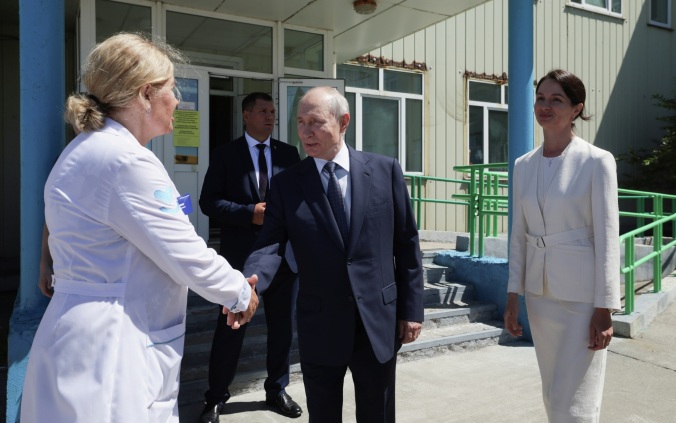 Путин посетил в Курильске центральную больницу и среднюю школу