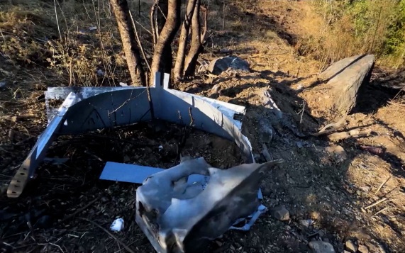 ИС "Вести" показала обломки сбитого над Ялтой беспилотника ВСУ