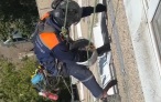 В Уфе пенсионерка пыталась столкнуть работавшего на фасаде дома альпиниста