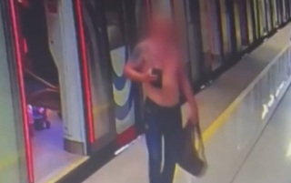 В Москве задержали мужчину, ехавшего в метро с голым торсом