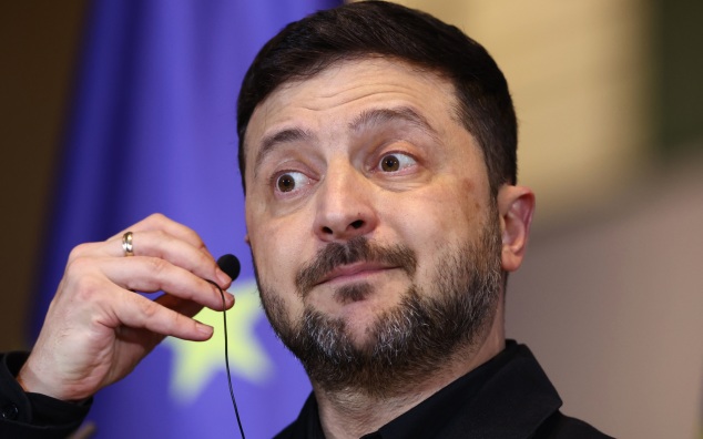 Зеленский показал инвалидам ВСУ спортивную удаль, постреляв перед ними из лука