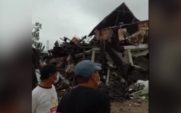 В Индонезии после мощного землетрясения были повреждены жилые дома и школы