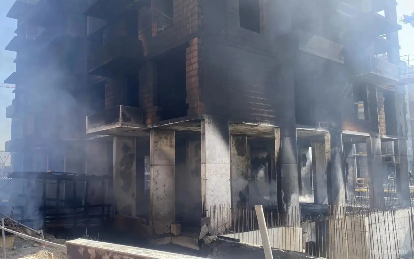 Сильный пожар возник на стройке ЖК в Омске