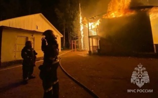 Загорелся спальный корпус детского лагеря в Ленобласти